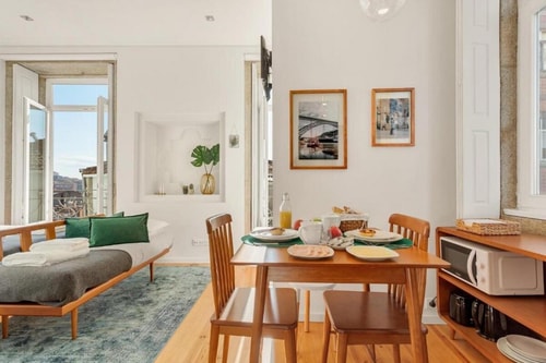 Charming Studio w/ Balcony | Clérigos by HostWise Host Wise Booking