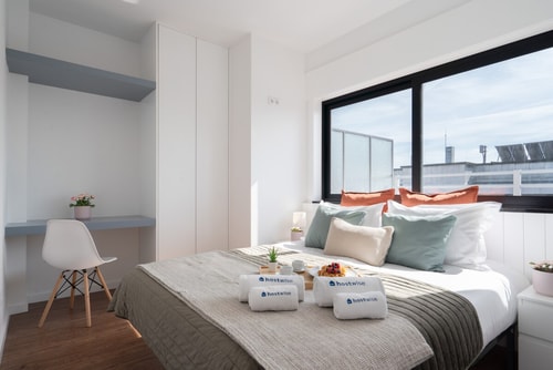 HostWise - Bright Flat w/ Balcony |  Ace Location Host Wise Booking