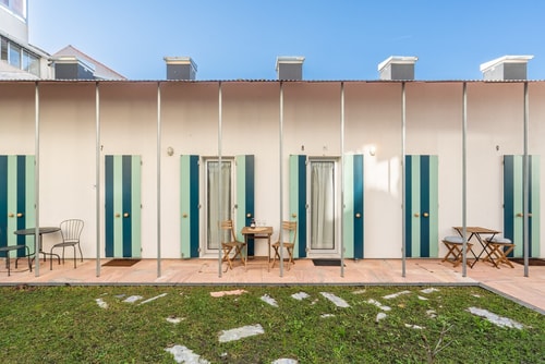 Quiet Colourful House | Garden by Host Wise Host Wise Booking
