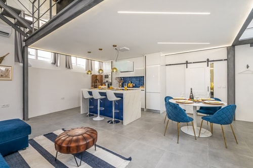 HostWise - Loft with Historic Charm & Terrace Host Wise Booking