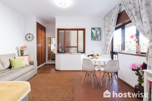 Comfy Sunny Flat w/ Netflix by HostWise Host Wise Booking