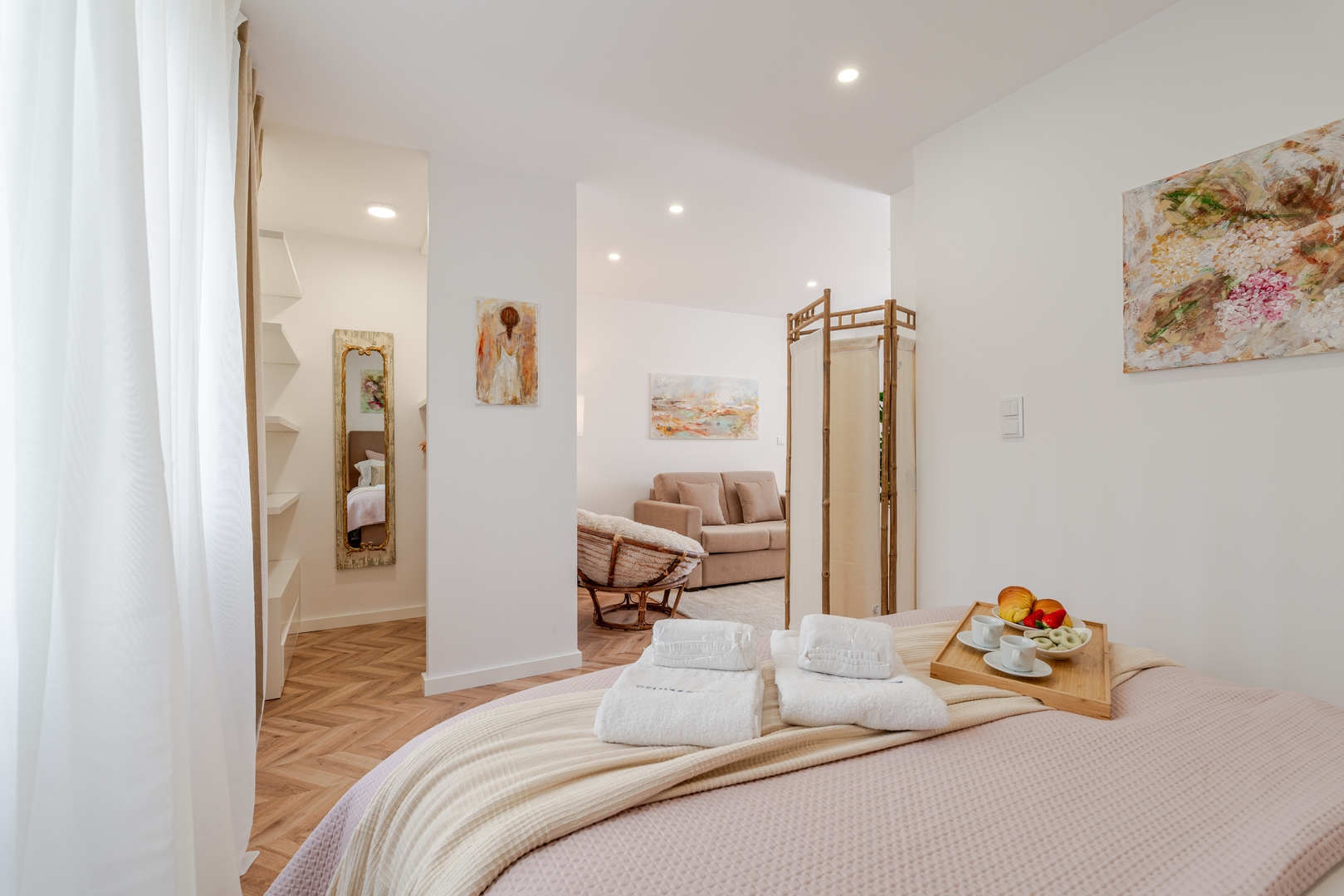 HostWise - Stylish Studio w/ Charming Terrace 8 Host Wise Booking