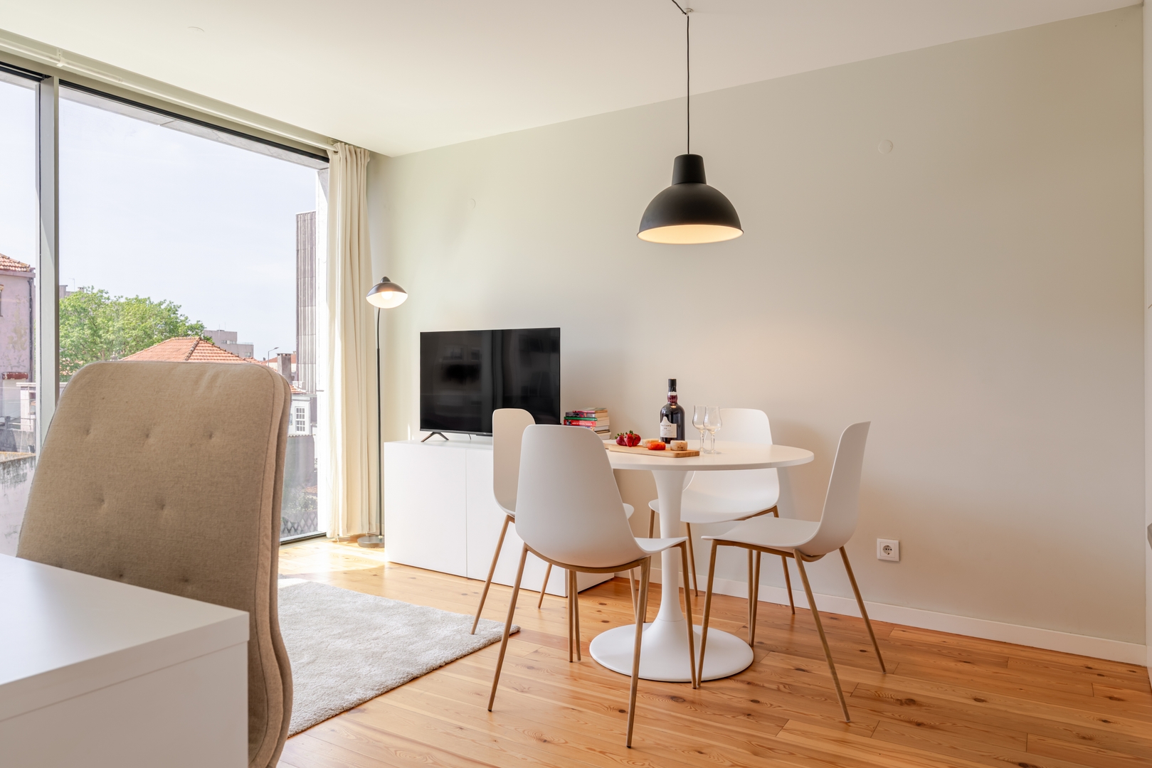 HostWise – Modern & Cozy Flat | Near the Beach 11 Host Wise Booking