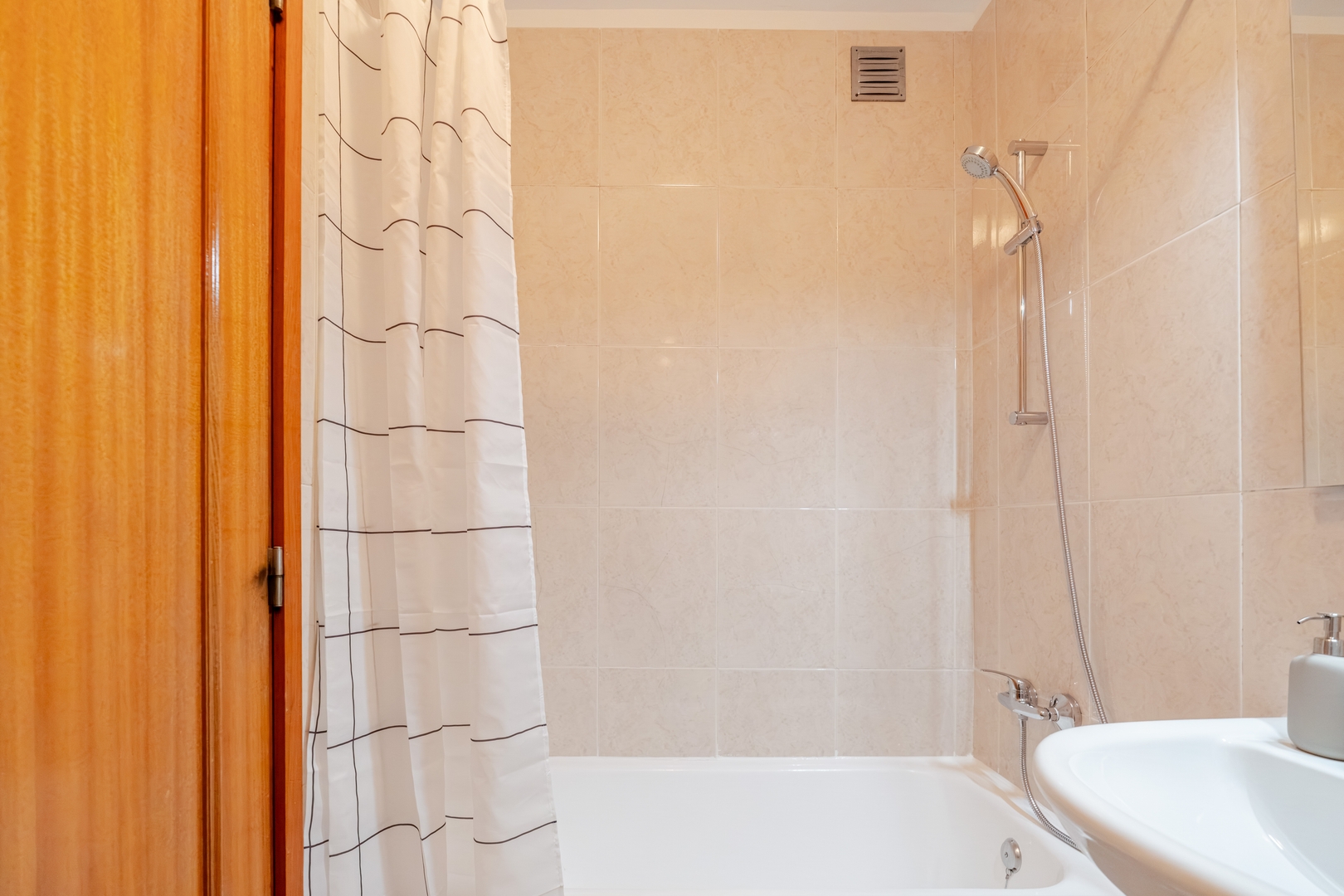 Bright Flat with Balcony & Garage by HostWise 34 Host Wise Booking