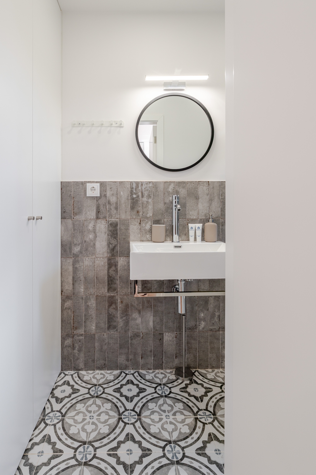HostWise - Stylish Studio w/ Charming Terrace 29 Host Wise Booking