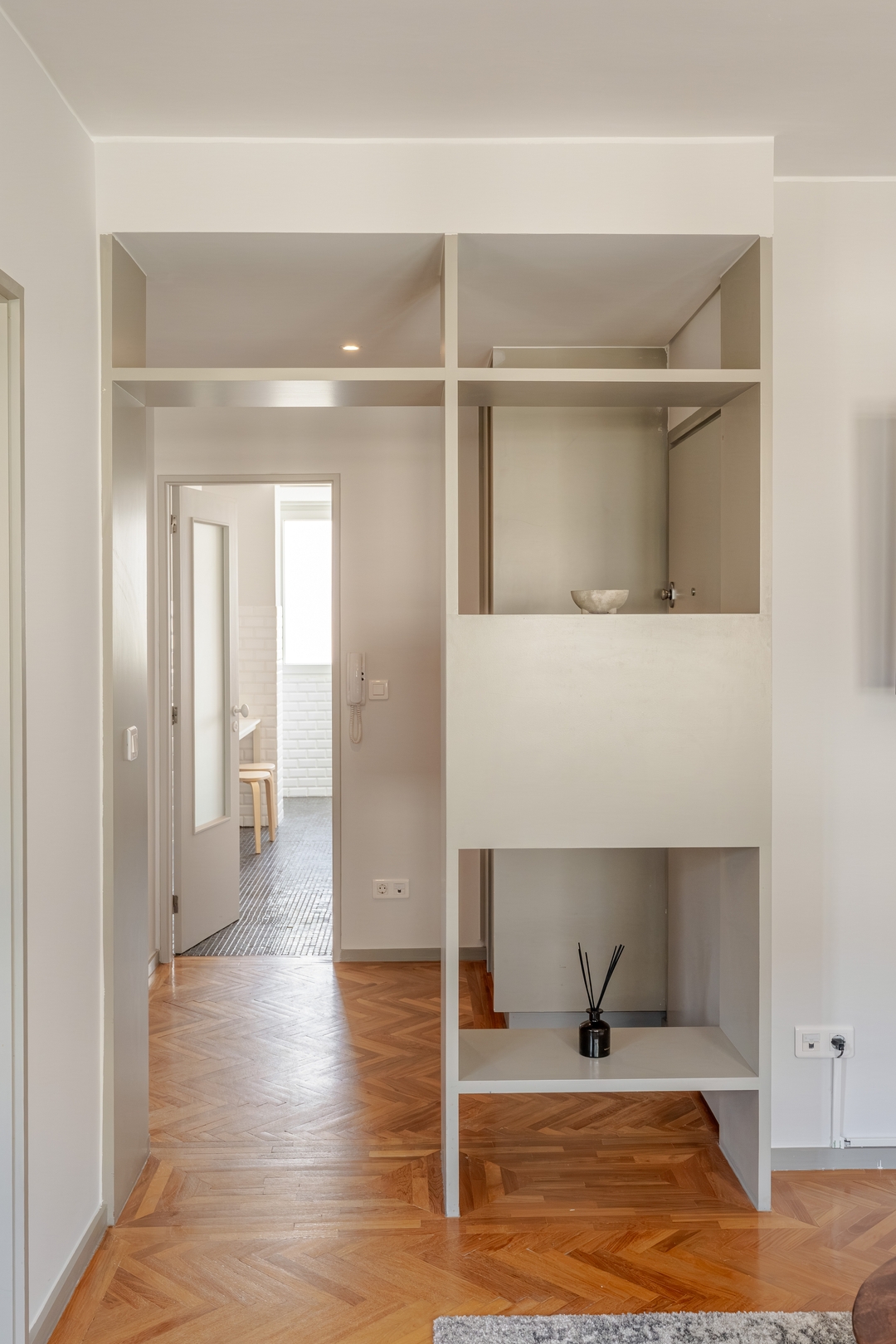 HostWise - Bright & Spacious Flat w/ Garage 42 Host Wise Booking