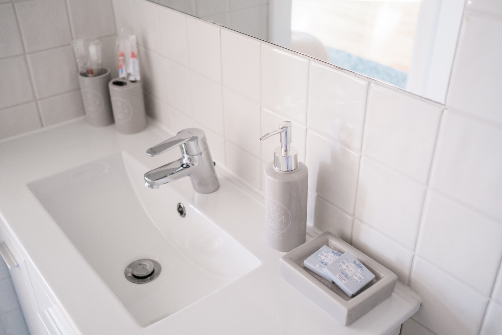 Host Wise | Sunny Downtown Apartment 24 Host Wise Booking