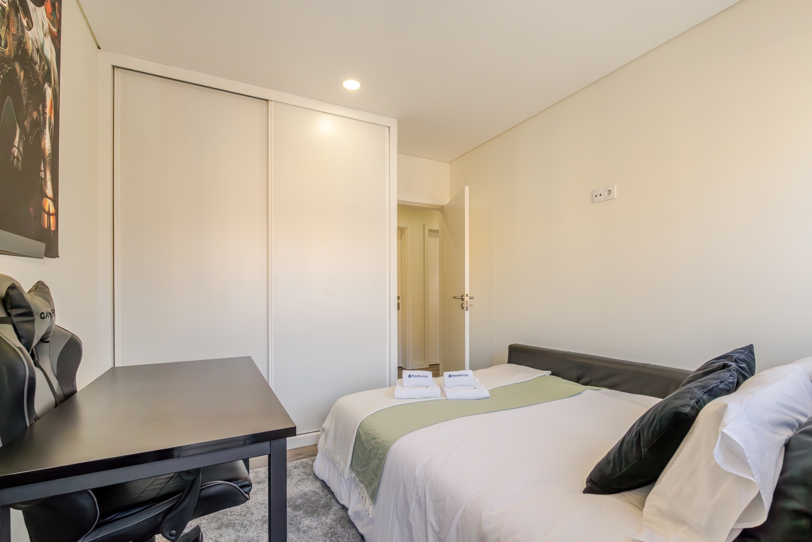 Spacious & Stylish Flat with Garage by HostWise 23 Host Wise Booking