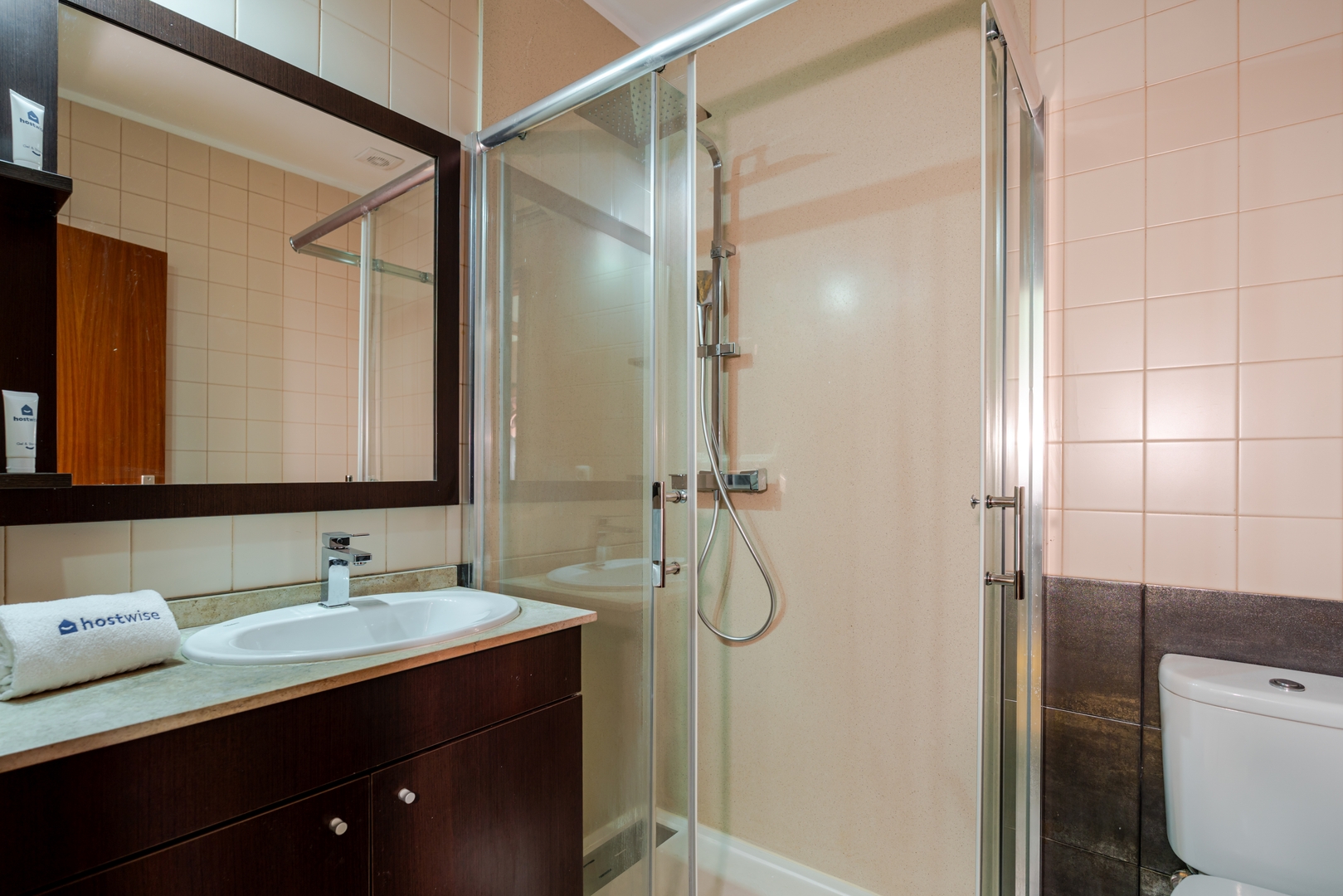 HostWise - Bright & Airy Flat w/ Balcony 27 Host Wise Booking