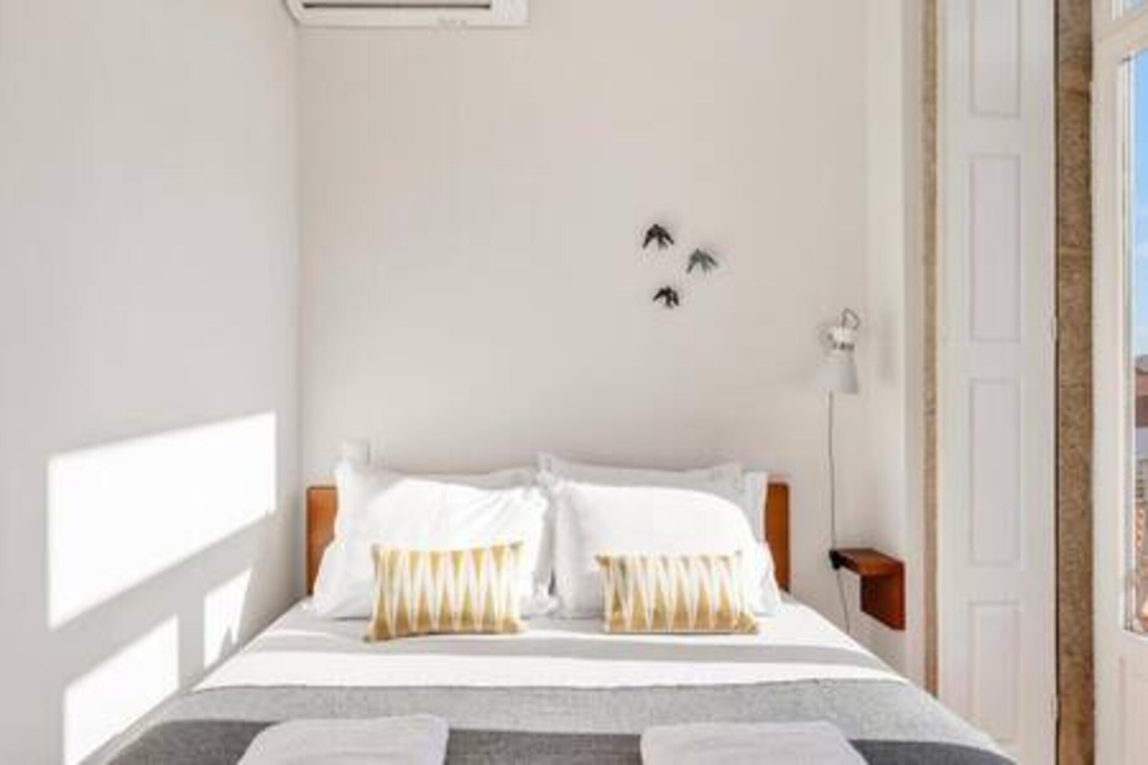 4 Trendy Studios w/ Balcony | Clérigos by HostWise 30 Host Wise Booking
