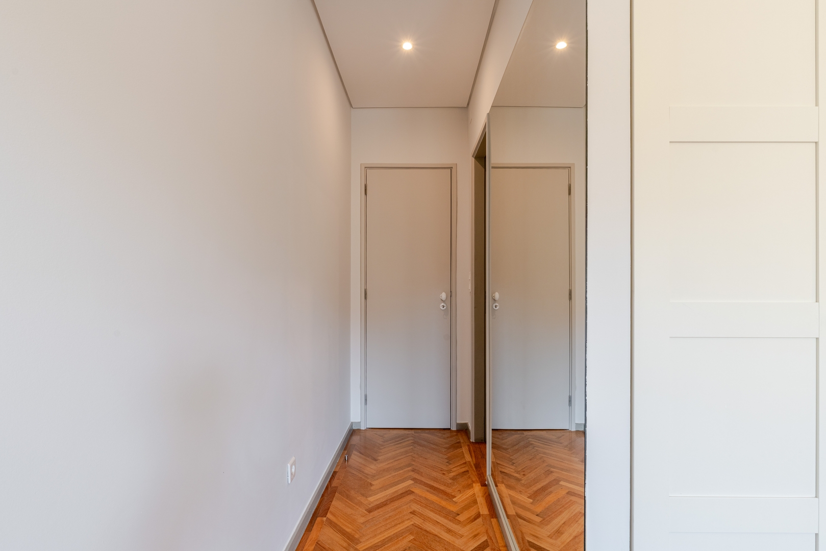 HostWise - Bright & Spacious Flat w/ Garage 38 Host Wise Booking