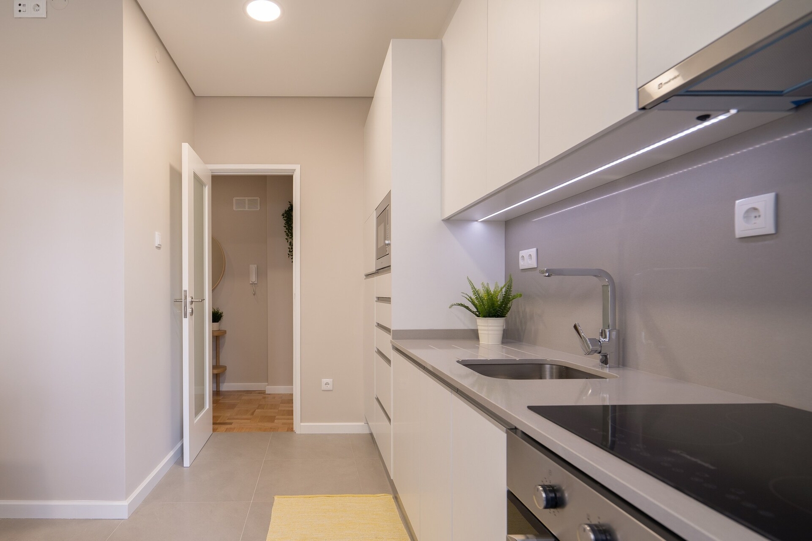 HostWise - Deluxe Bright Flat w/ Netflix 55 Host Wise Booking