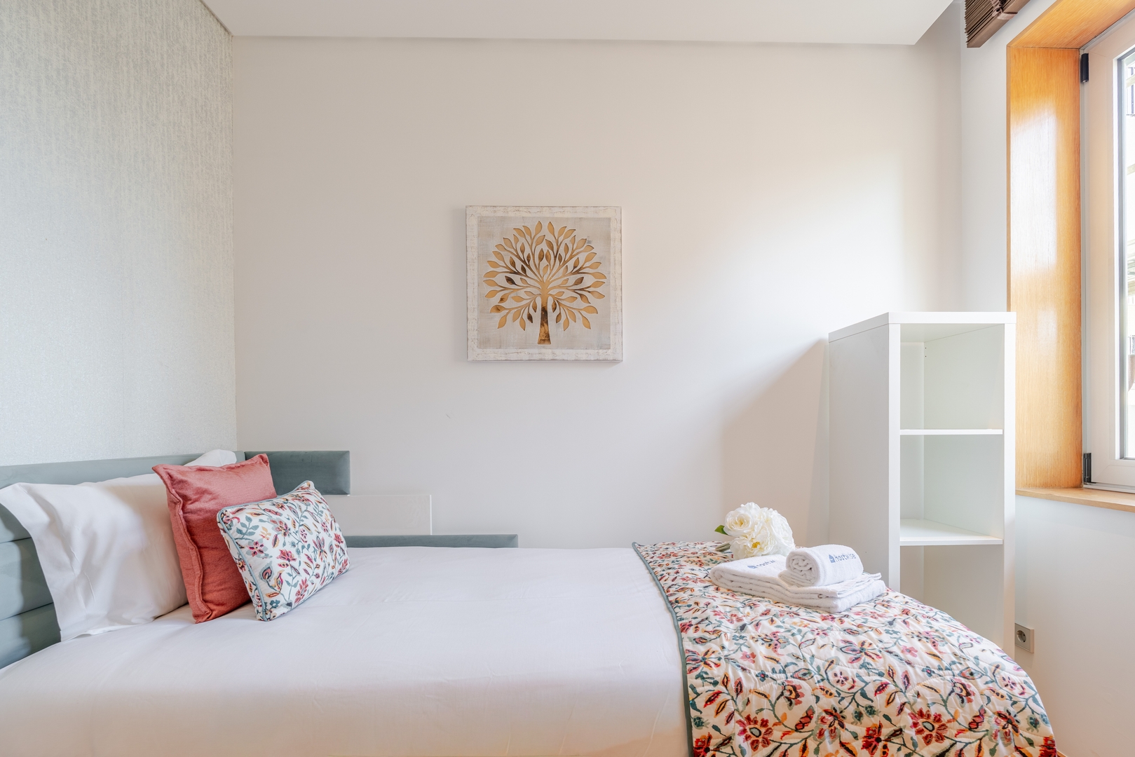 Modern Flat with Workspace in Foz by HostWise 18 Host Wise Booking