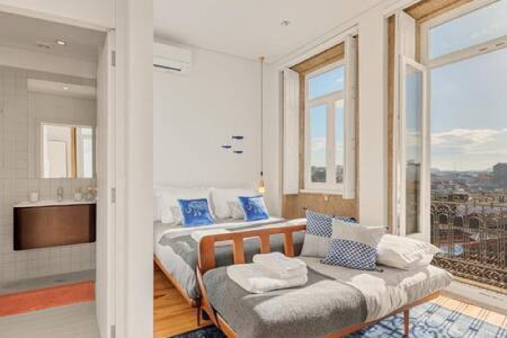 4 Trendy Studios w/ Balcony | Clérigos by HostWise 50 Host Wise Booking