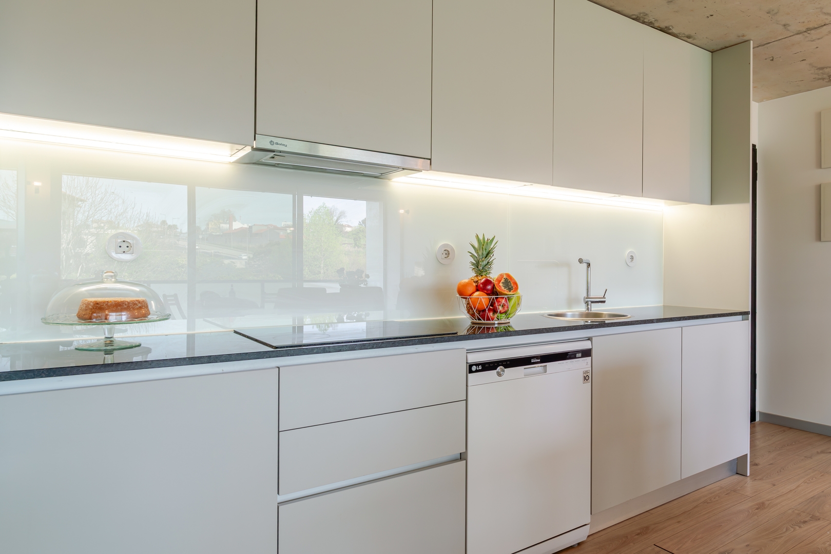 HostWise - Modern Flat w/ Balcony, Garage & Pool 14 Host Wise Booking