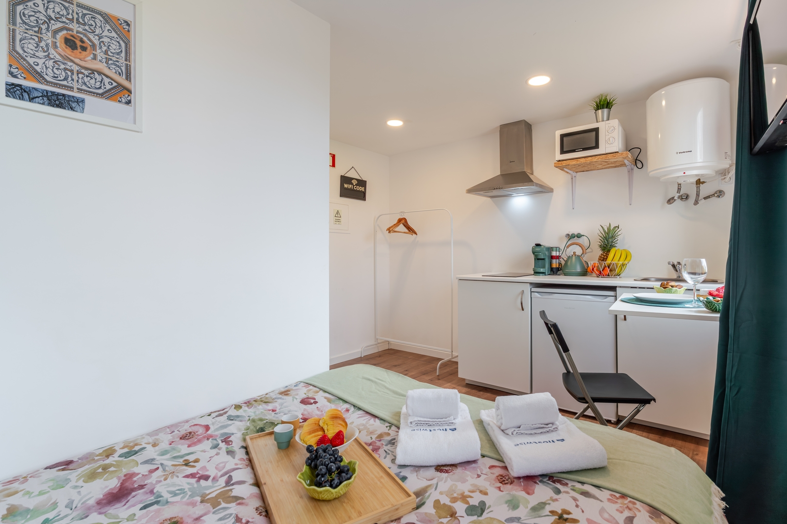 HostWise - Bright & Cozy Studio 6 Host Wise Booking