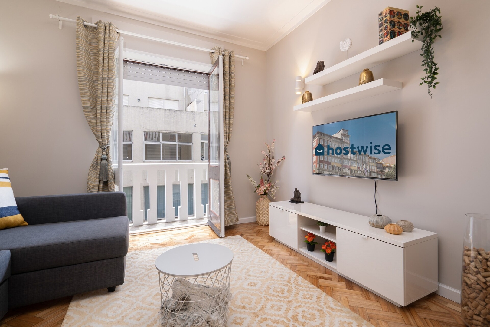 HostWise - Deluxe Bright Flat w/ Netflix 46 Host Wise Booking