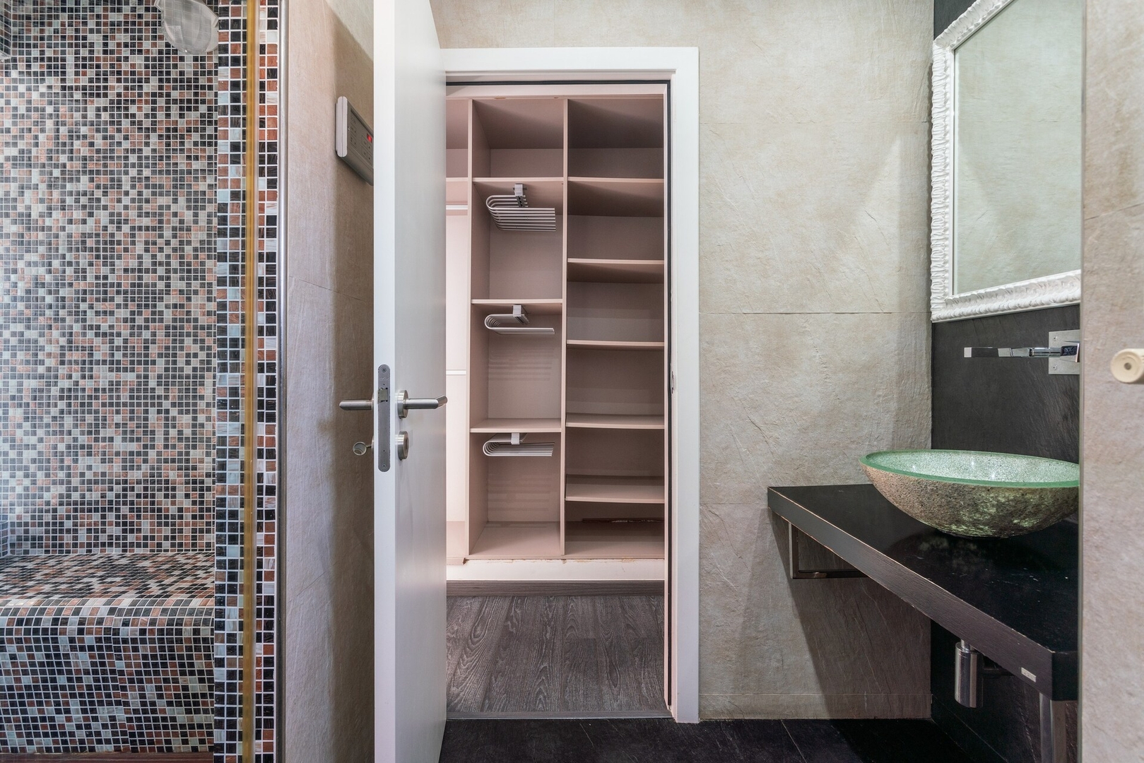 Host Wise - Luxurious House with Private Salt Pool 30 Host Wise Booking