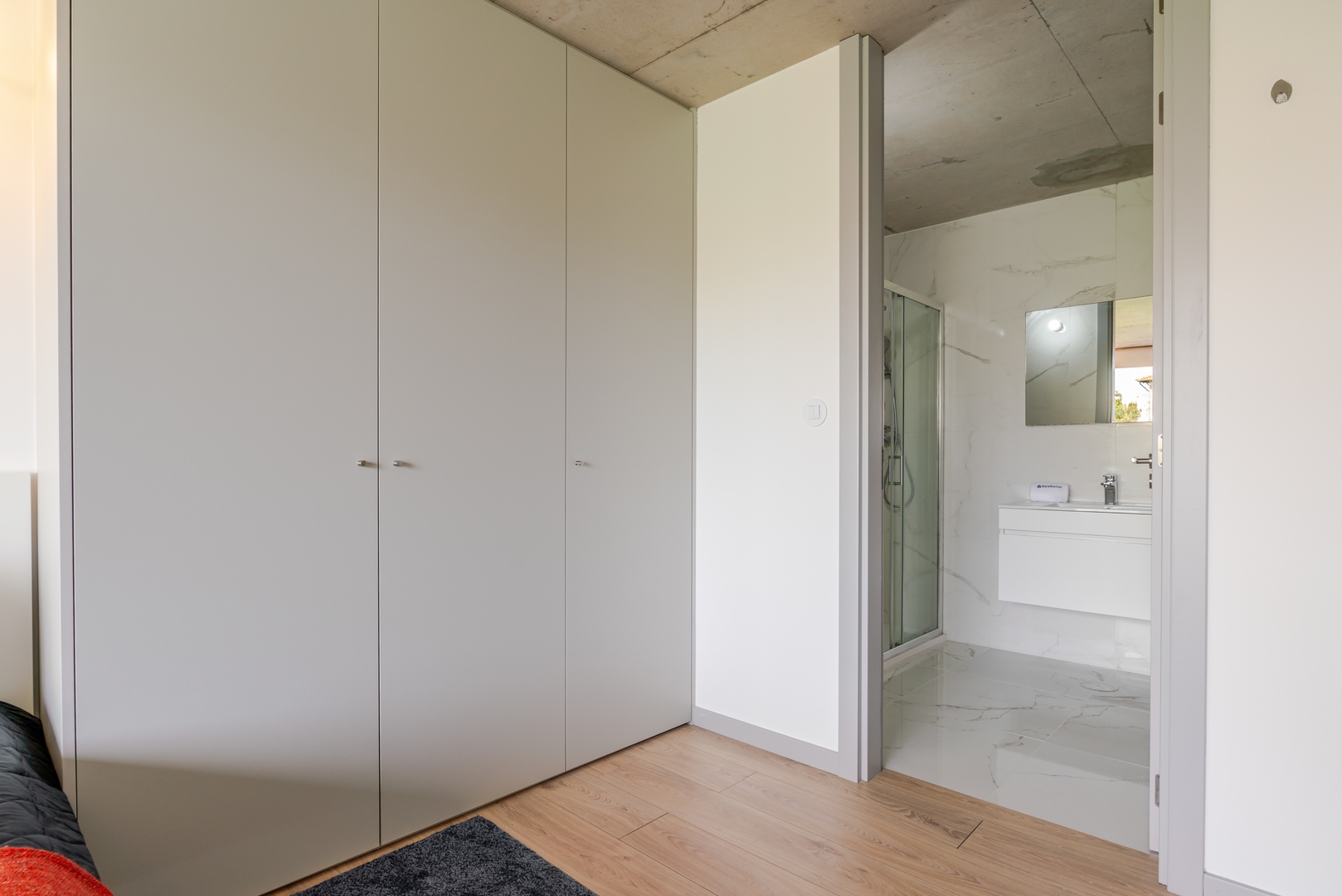 HostWise - Modern Flat w/ Balcony, Garage & Pool 22 Host Wise Booking