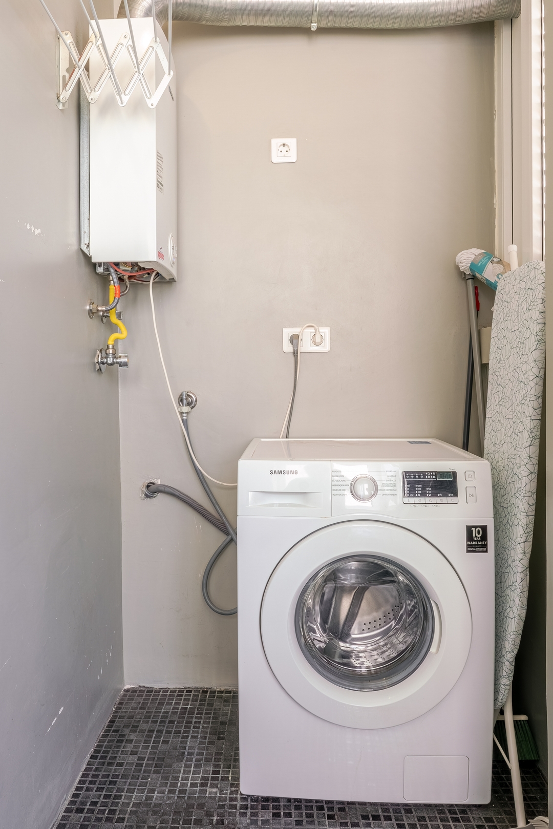 HostWise - Bright & Spacious Flat w/ Garage 37 Host Wise Booking