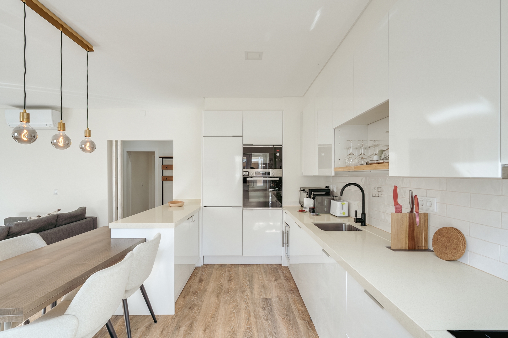 HostWise – Flat w/ Balcony & Workspace 20 Host Wise Booking