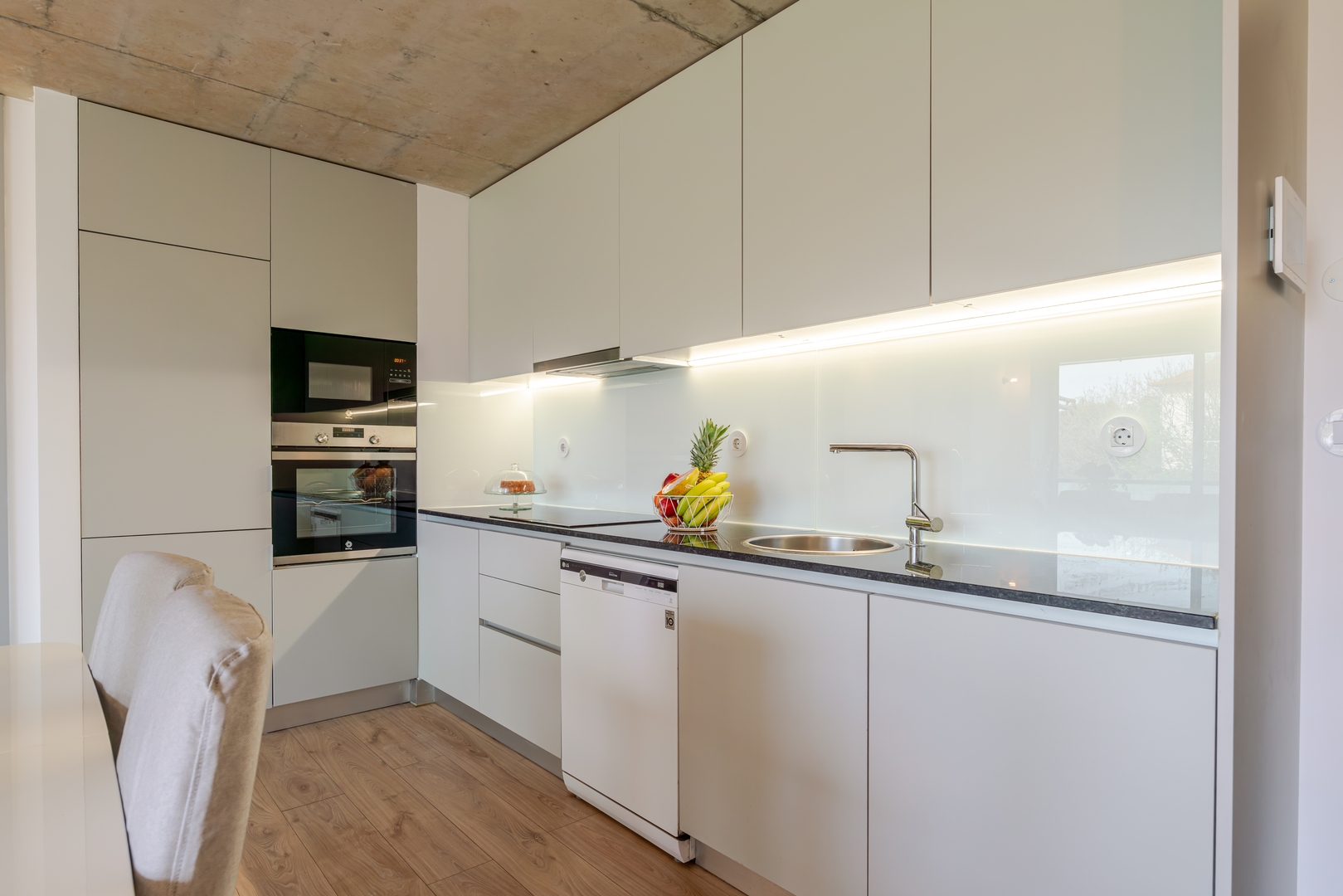 HostWise - Modern Flat w/ Balcony, Garage & Pool 3 Host Wise Booking