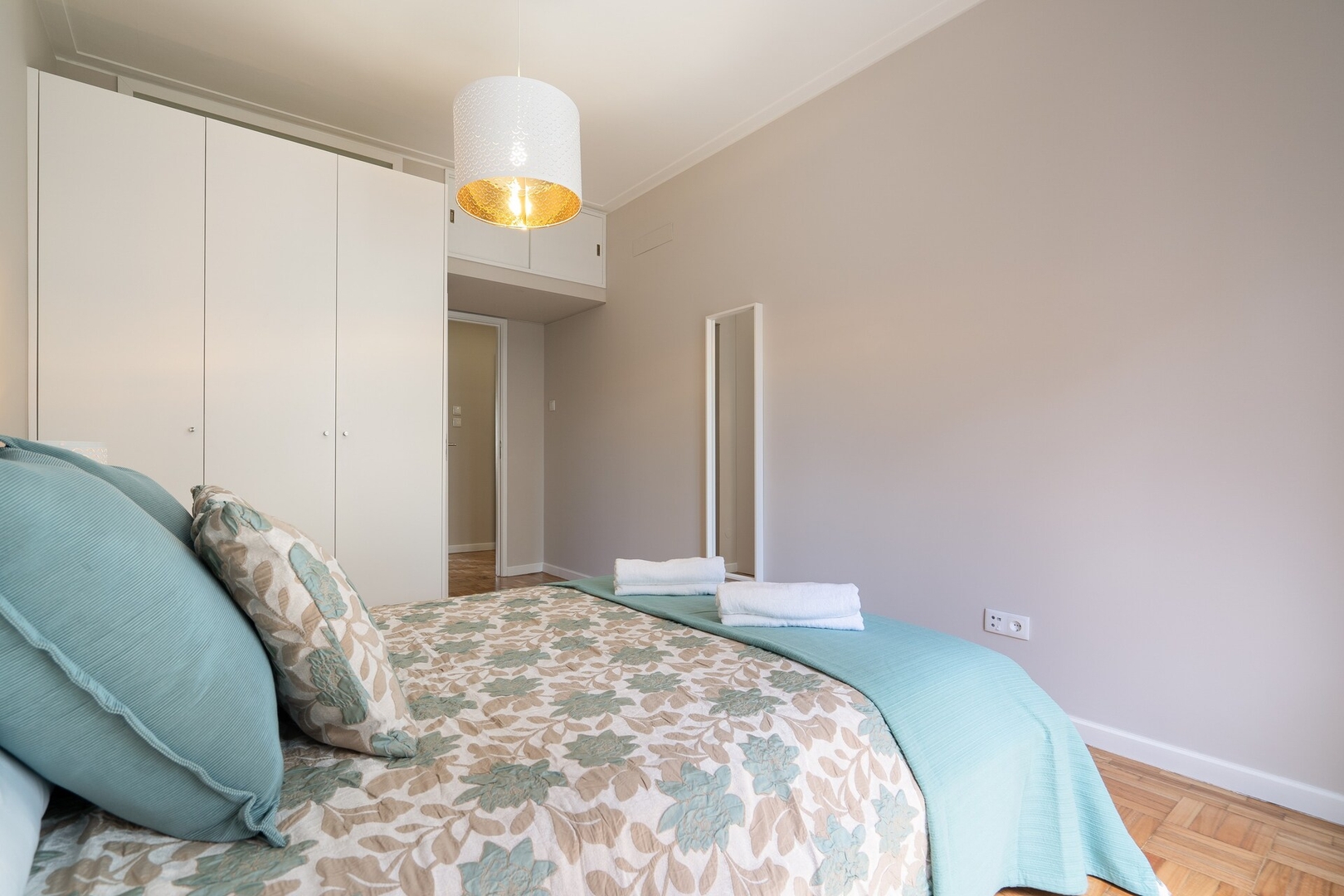 HostWise - Deluxe Bright Flat w/ Netflix 8 Host Wise Booking