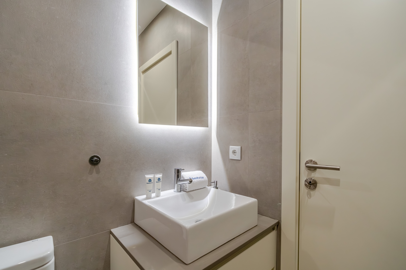 Stylish 2 Duplex & Patio Studio in Porto by HostWise 35 Host Wise Booking