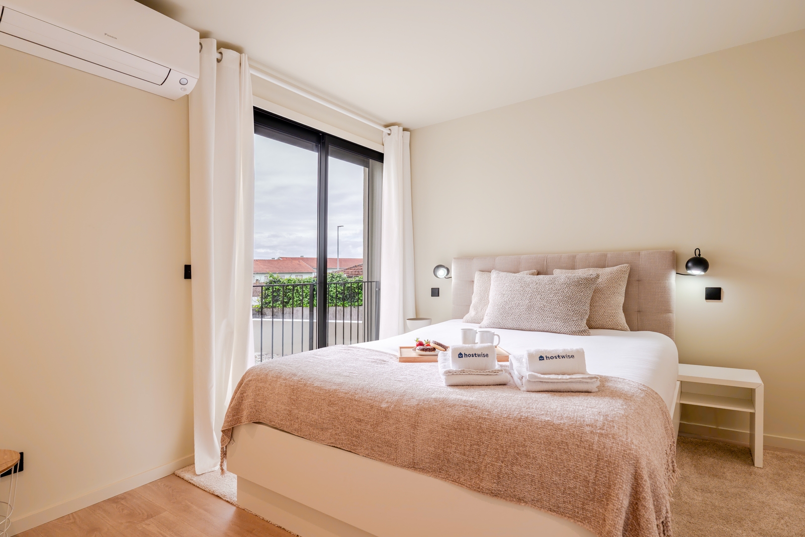 HostWise - Stylish Flat with Terrace & Garage 2 Host Wise Booking