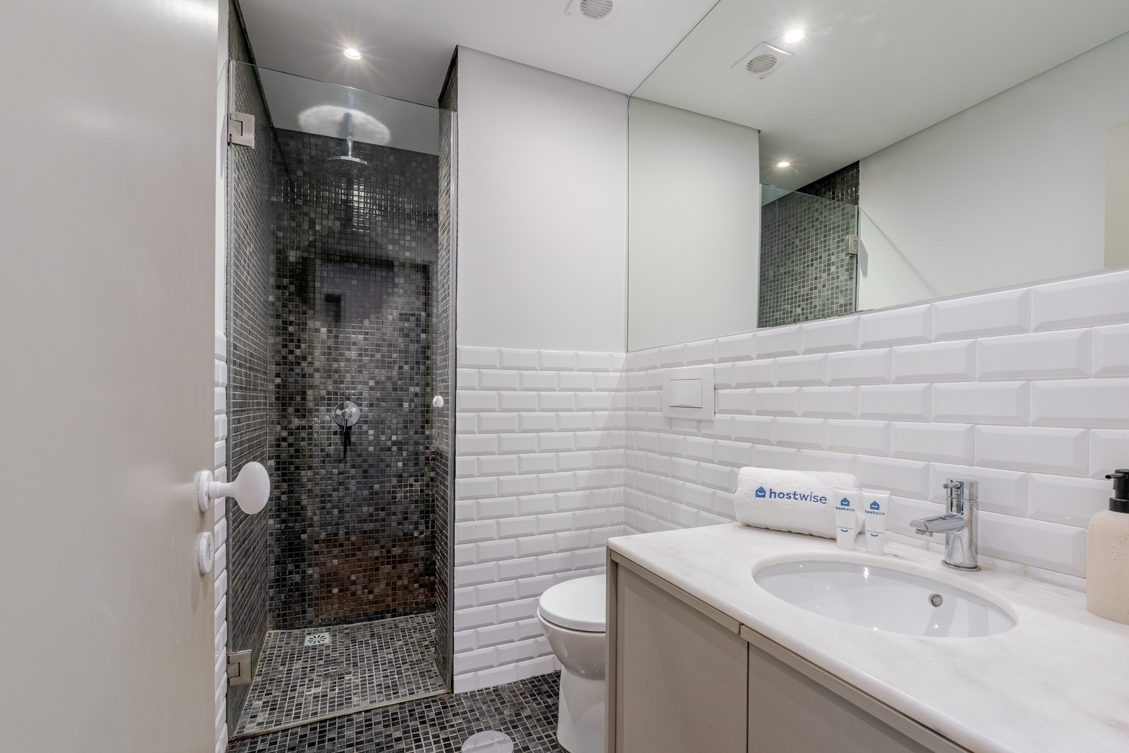 HostWise - Bright & Spacious Flat w/ Garage 32 Host Wise Booking