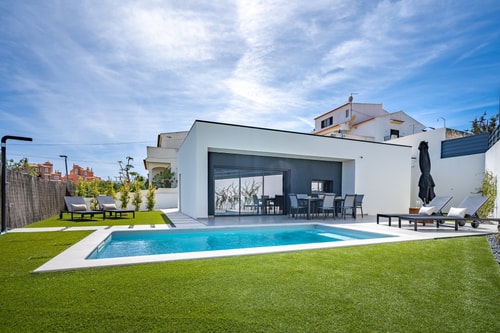 Bright Spacious House | Swimming Pool by HostWise Host Wise Booking