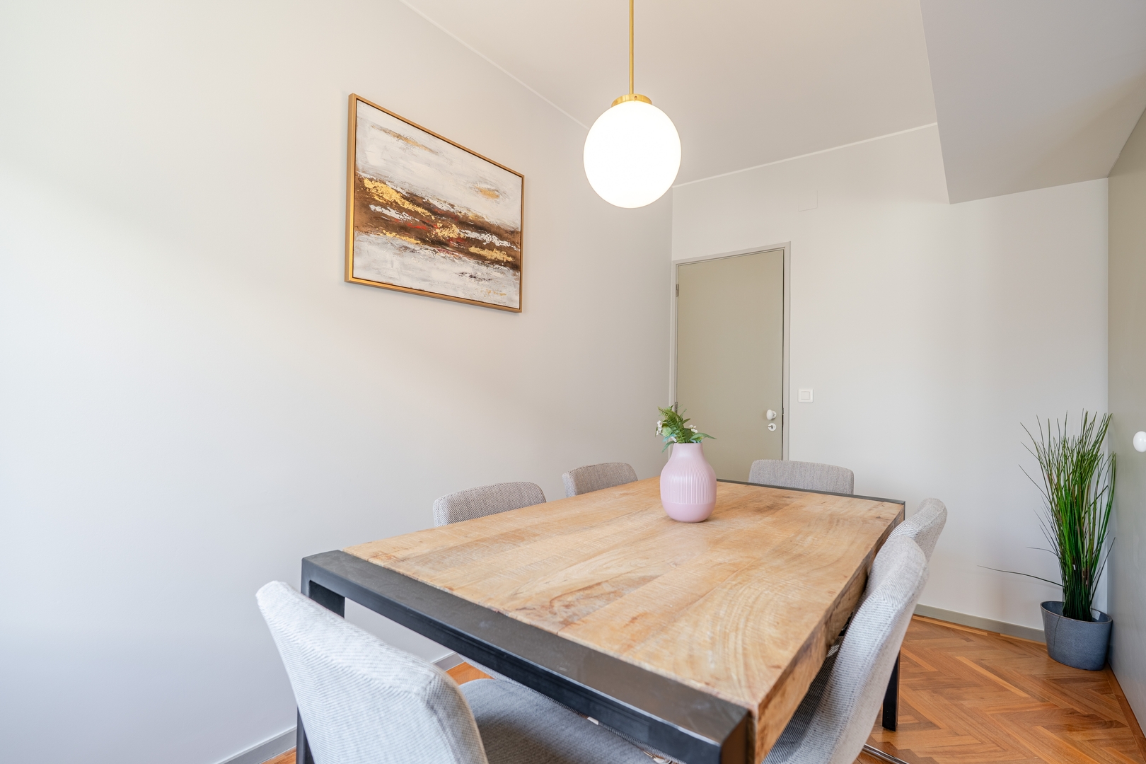 HostWise - Bright & Spacious Flat w/ Garage 24 Host Wise Booking