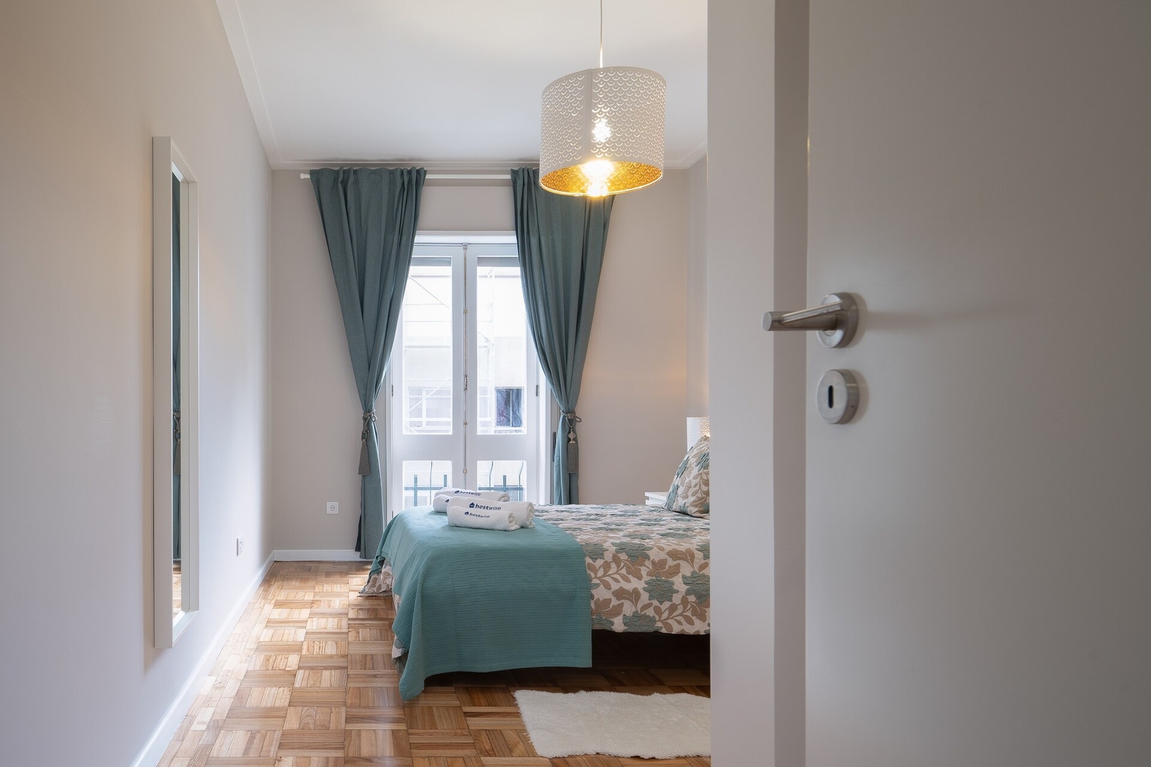 HostWise - Deluxe Bright Flat w/ Netflix 13 Host Wise Booking