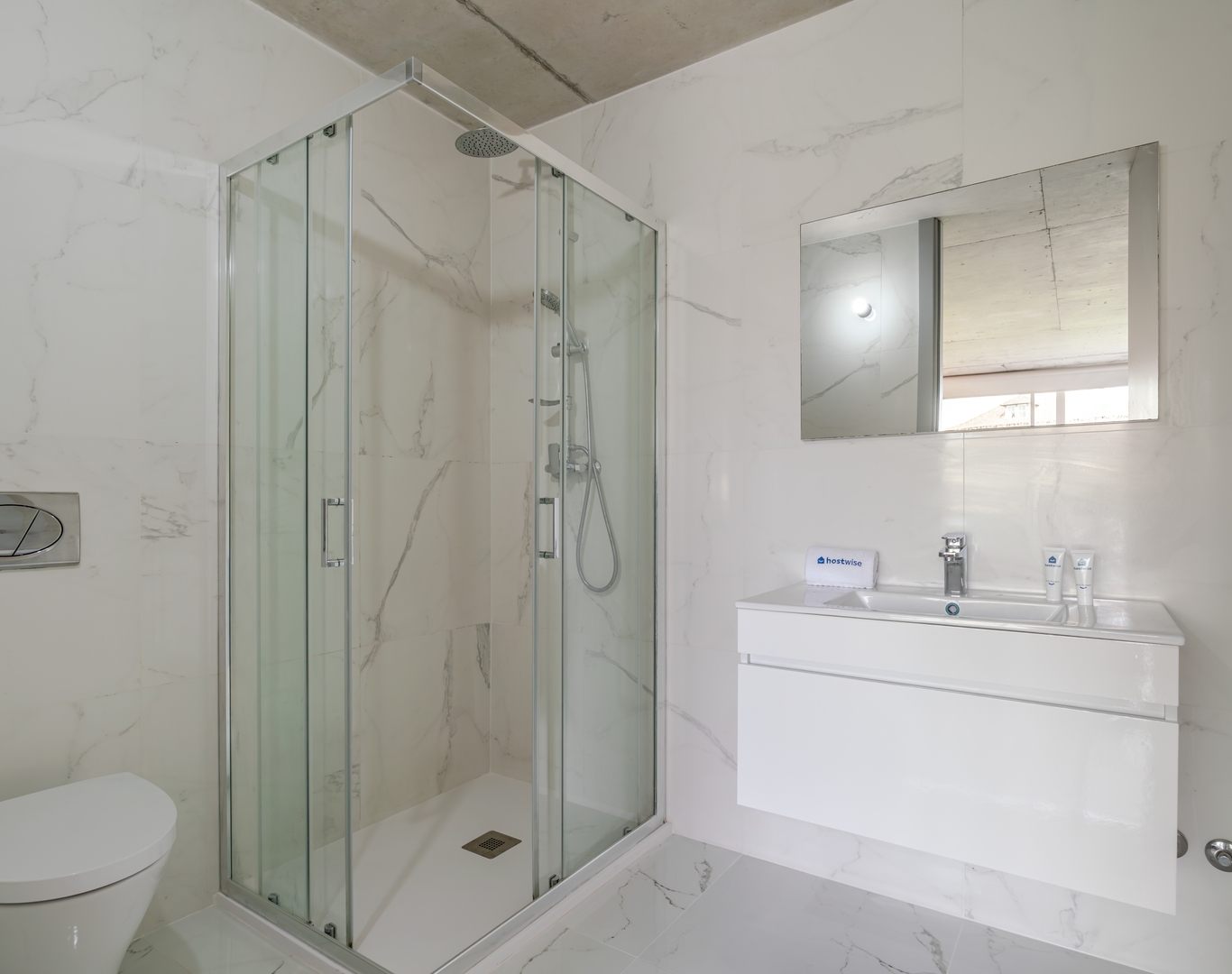 HostWise - Modern Flat w/ Balcony, Garage & Pool 23 Host Wise Booking