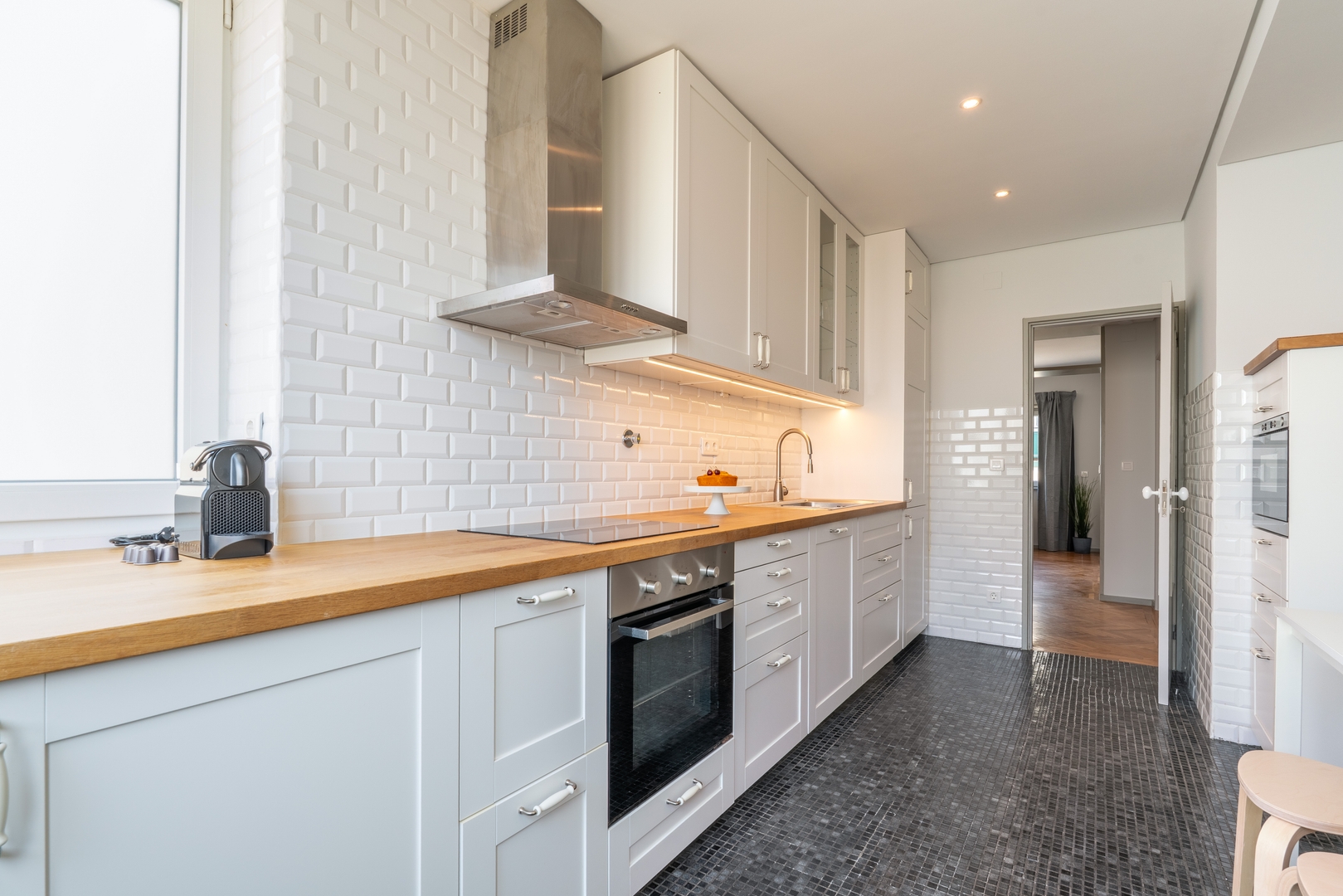 HostWise - Bright & Spacious Flat w/ Garage 28 Host Wise Booking