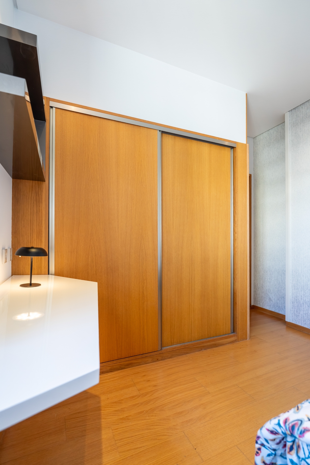 Modern Flat with Workspace in Foz by HostWise 25 Host Wise Booking