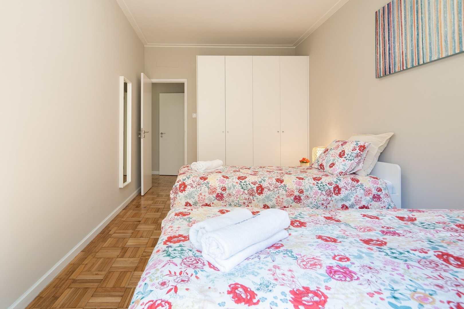 HostWise - Deluxe Bright Flat w/ Netflix 33 Host Wise Booking