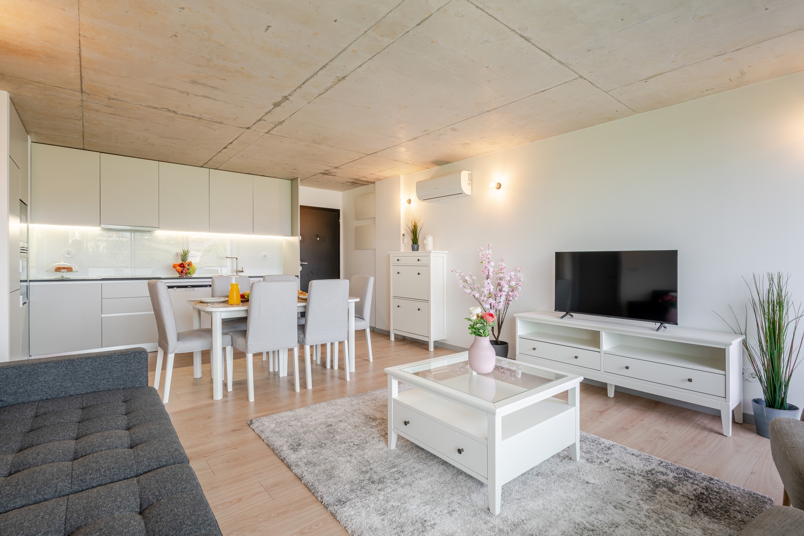 HostWise - Modern Flat w/ Balcony, Garage & Pool 33 Host Wise Booking