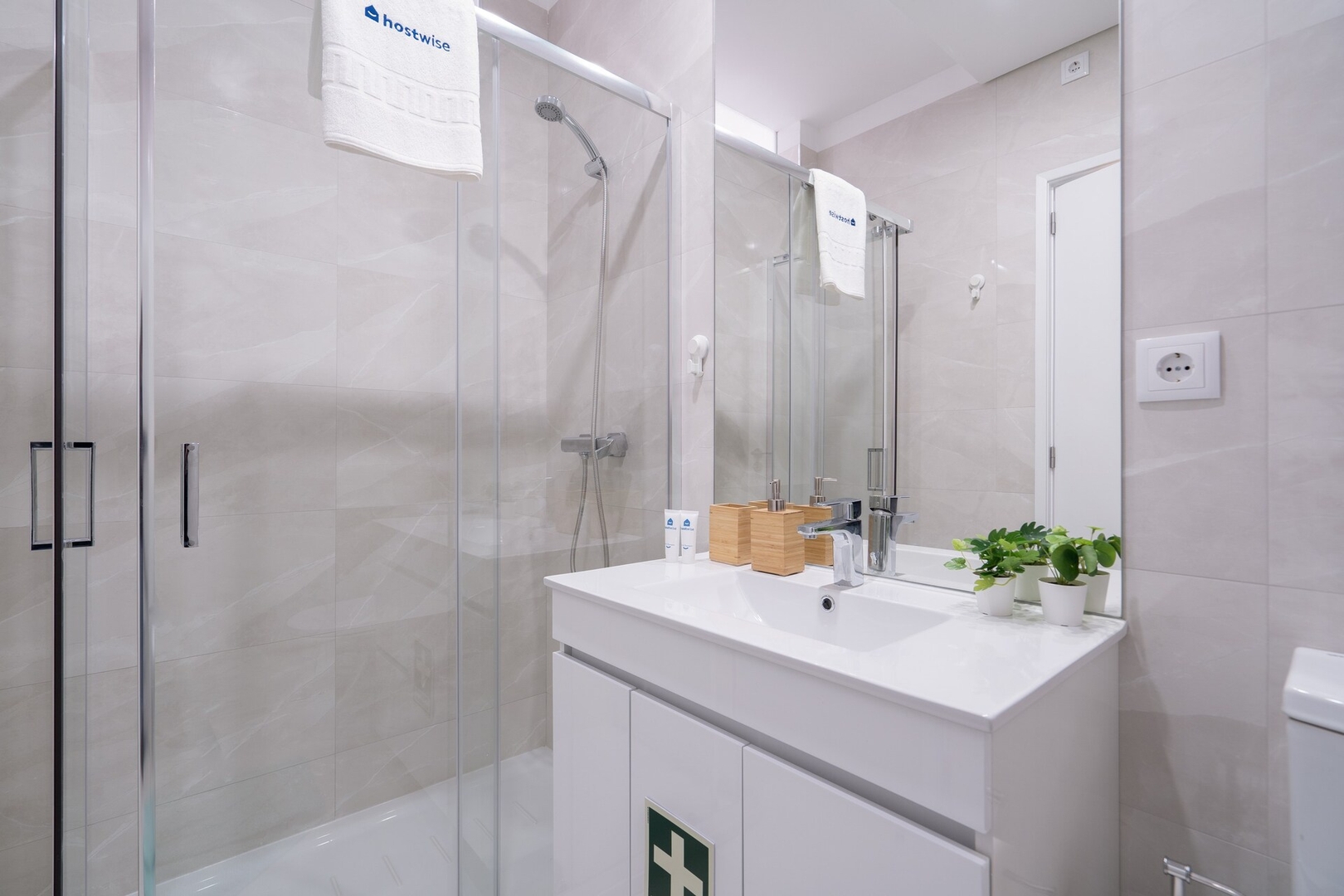 HostWise - Deluxe Bright Flat w/ Netflix 3 Host Wise Booking