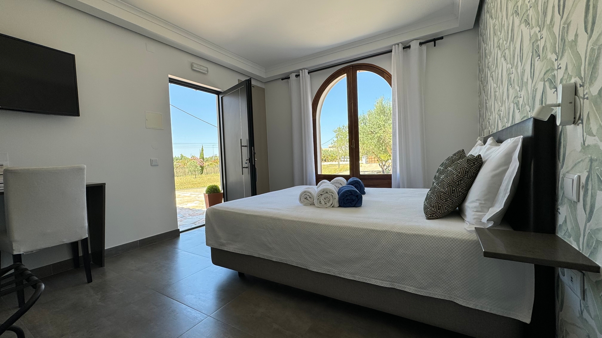 HostWise - Spacious Villa with Pool 18 Host Wise Booking
