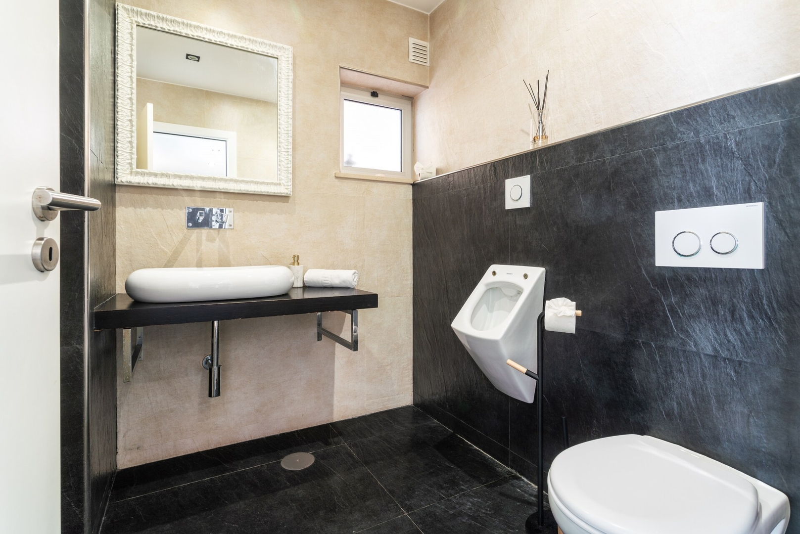 Host Wise - Luxurious House with Private Salt Pool 37 Host Wise Booking