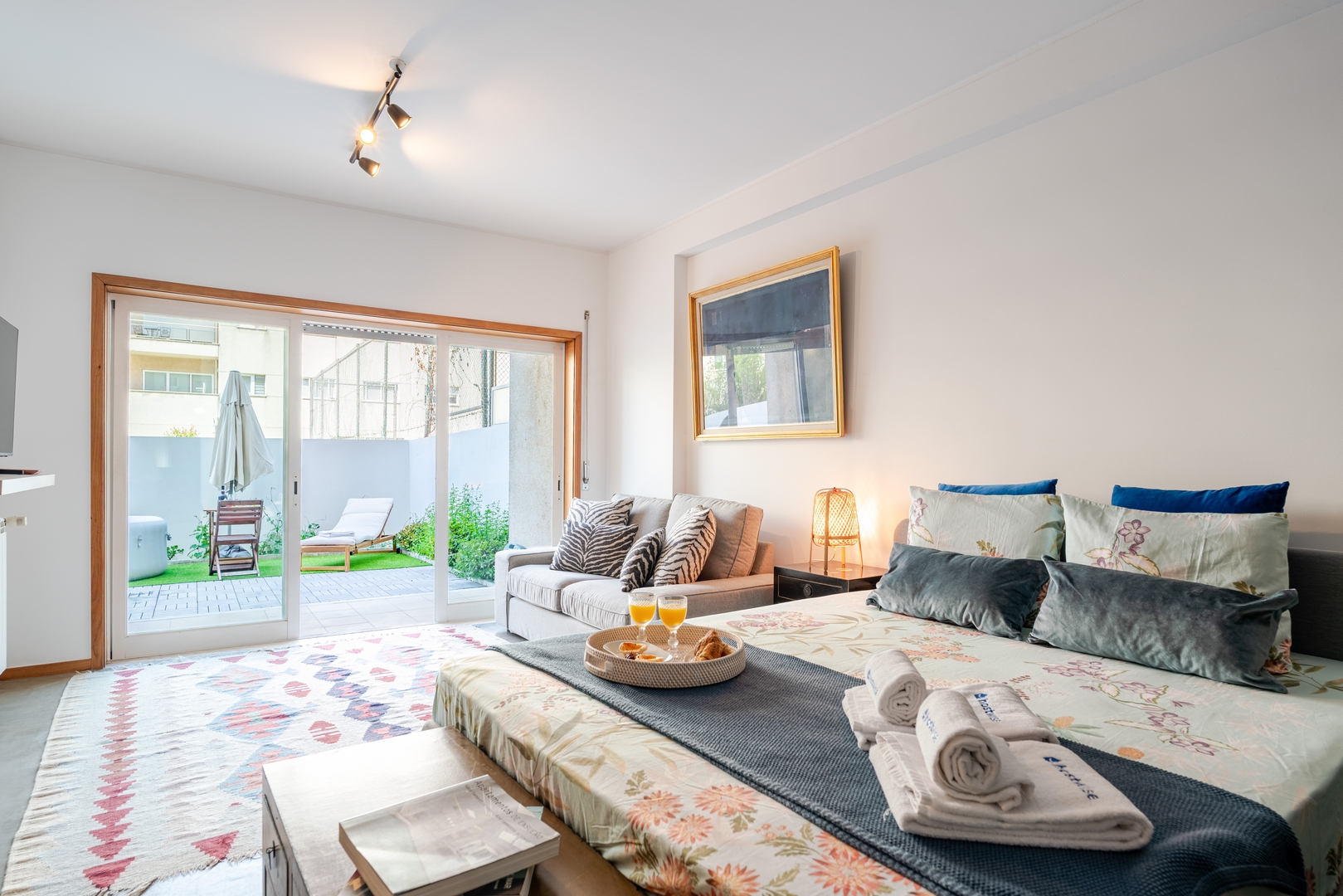 HostWise – Modern Flat w/ Terrace | Near the Beach 10 Host Wise Booking