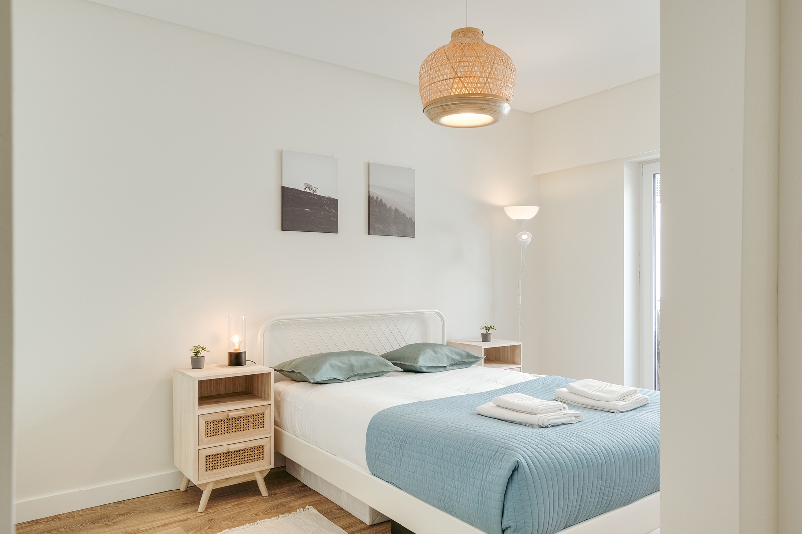 HostWise – Flat w/ Balcony & Workspace 2 Host Wise Booking