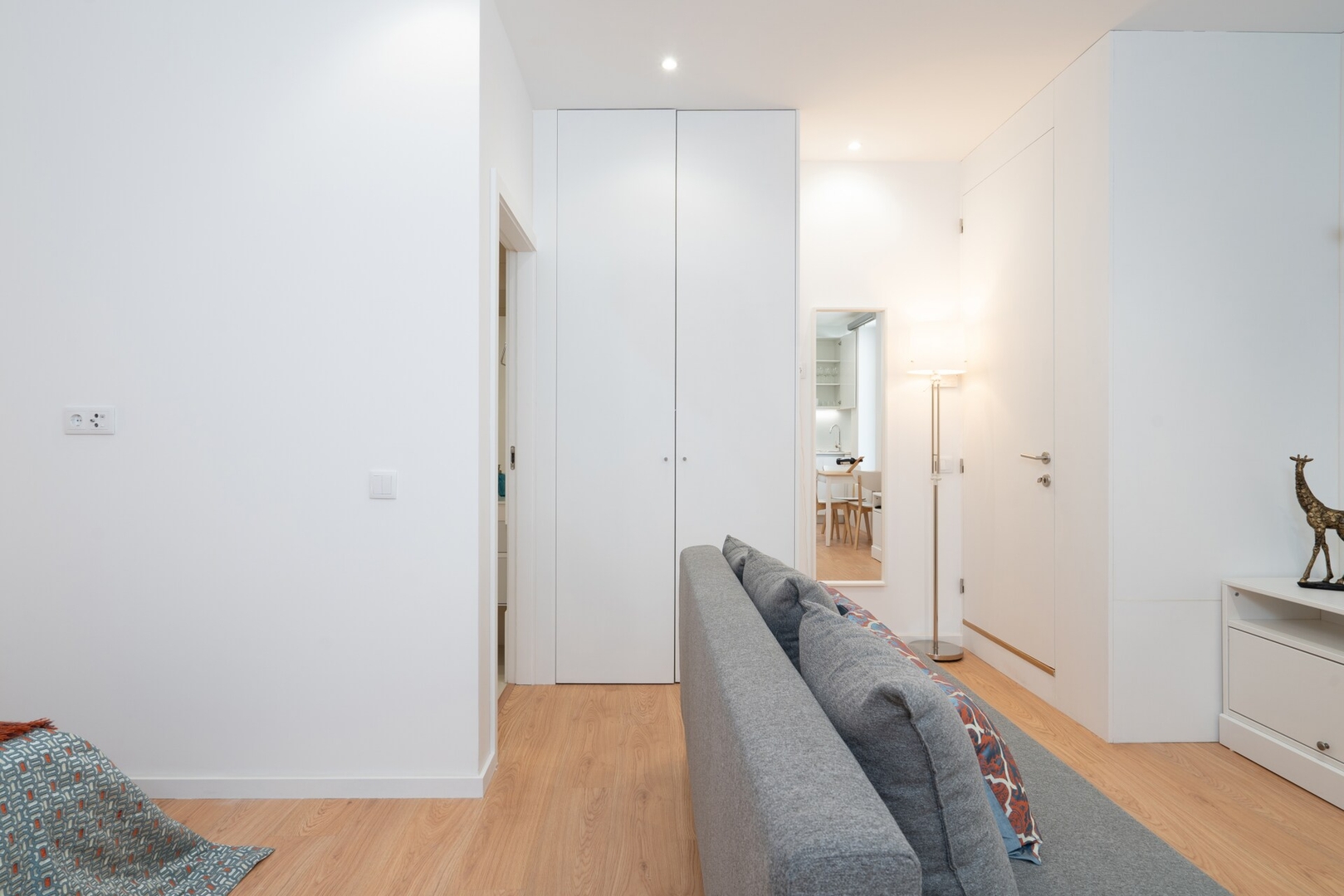 Host Wise - Cozy Bright Studio | Gaia 18 Host Wise Booking