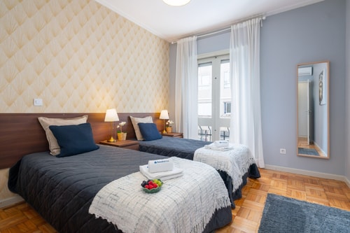 HostWise - Elegant Modern Flat w/ Balcony Host Wise Booking