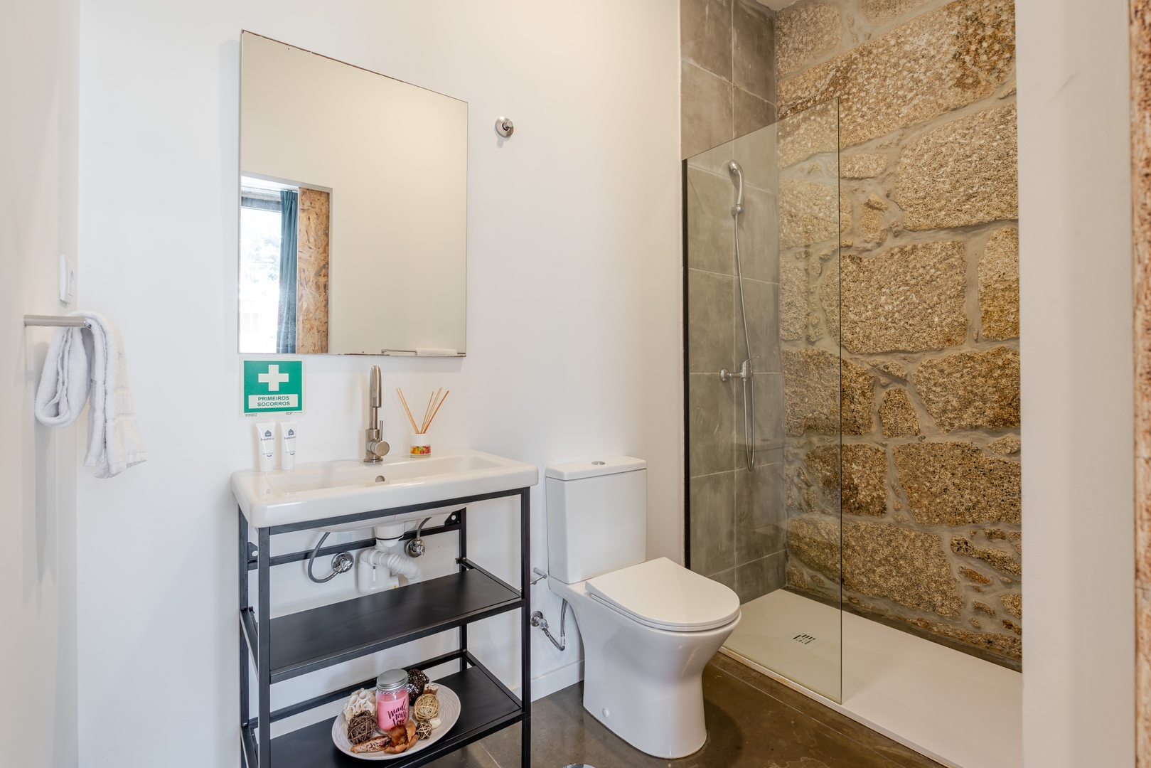 HostWise - Stylish Stone-Walled Flat 4 Host Wise Booking