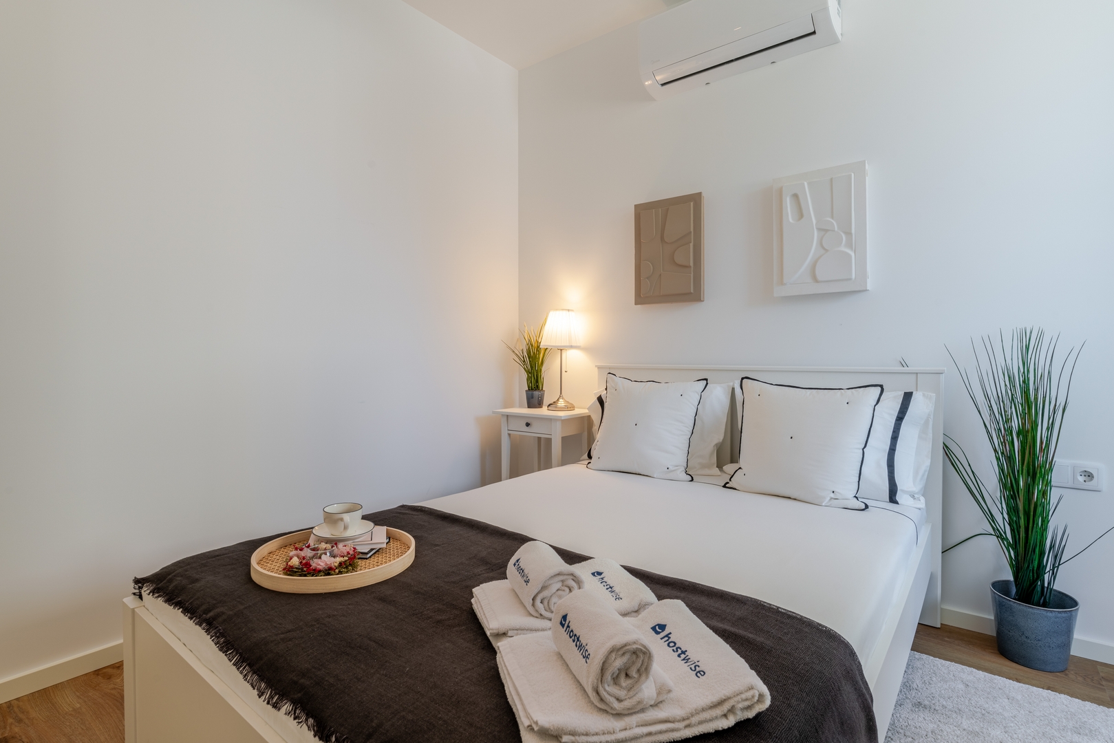 Sleek & Modern Flat w/ Private Garage by HostWise 12 Host Wise Booking