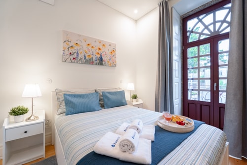 HostWise - Bright Flat w/ Balcony Host Wise Booking