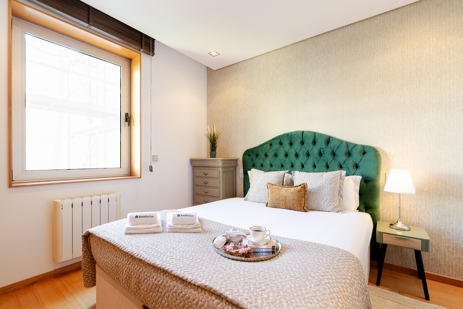 Modern Flat with Workspace in Foz by HostWise 16 Host Wise Booking