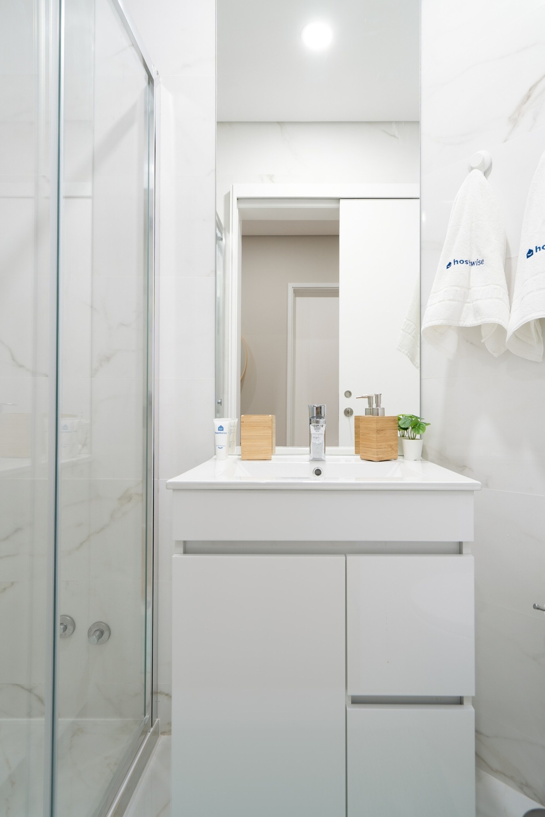 HostWise - Deluxe Bright Flat w/ Netflix 37 Host Wise Booking